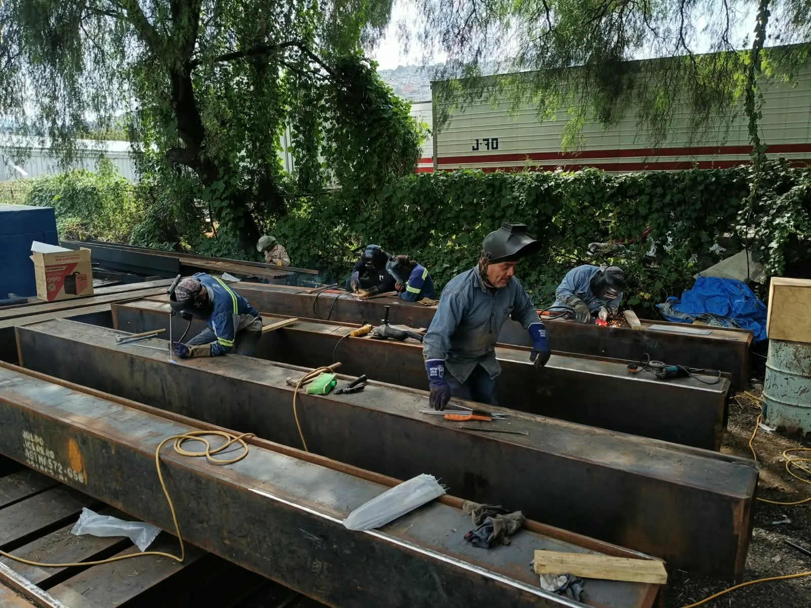 Armado de vigas en el patio de fabricación