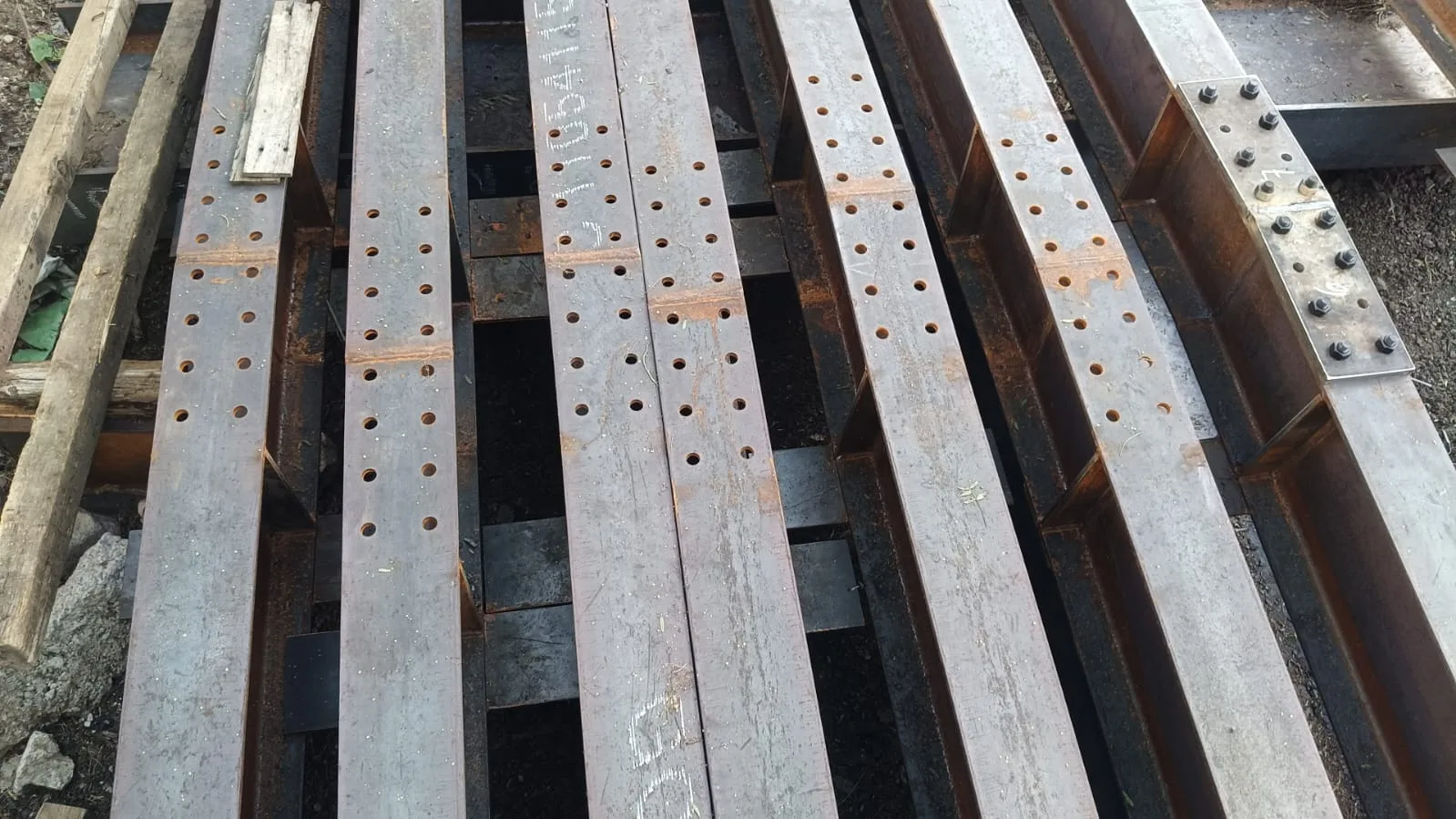 Vigas alineadas con placas perforadas