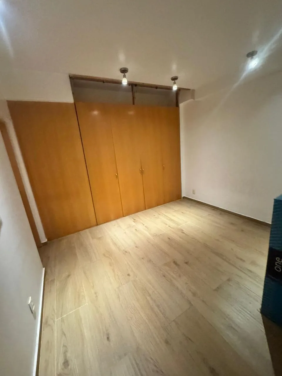 Habitación con clóset y trabajos de terminación