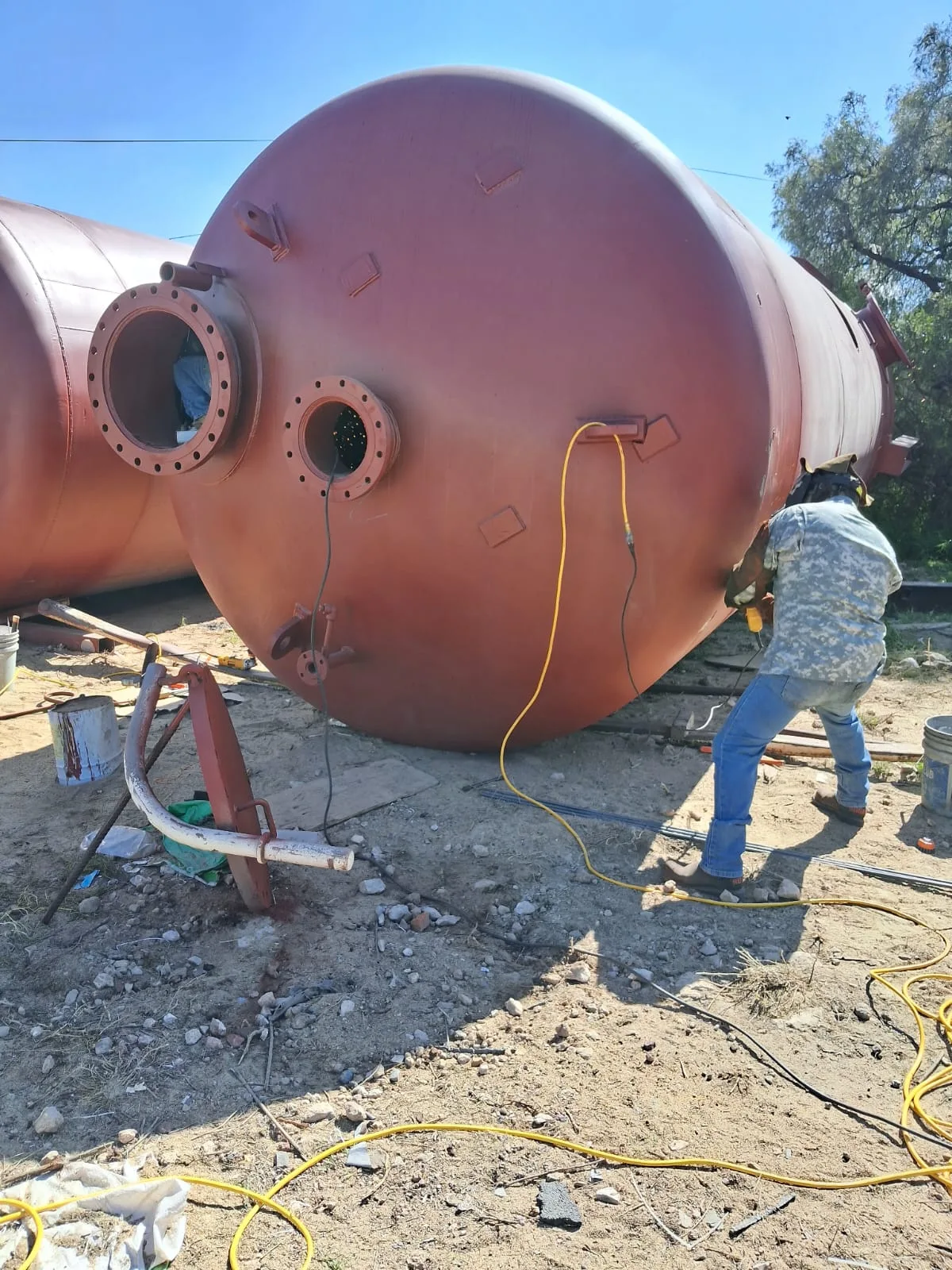 Frente de un tanque con conexiones circulares