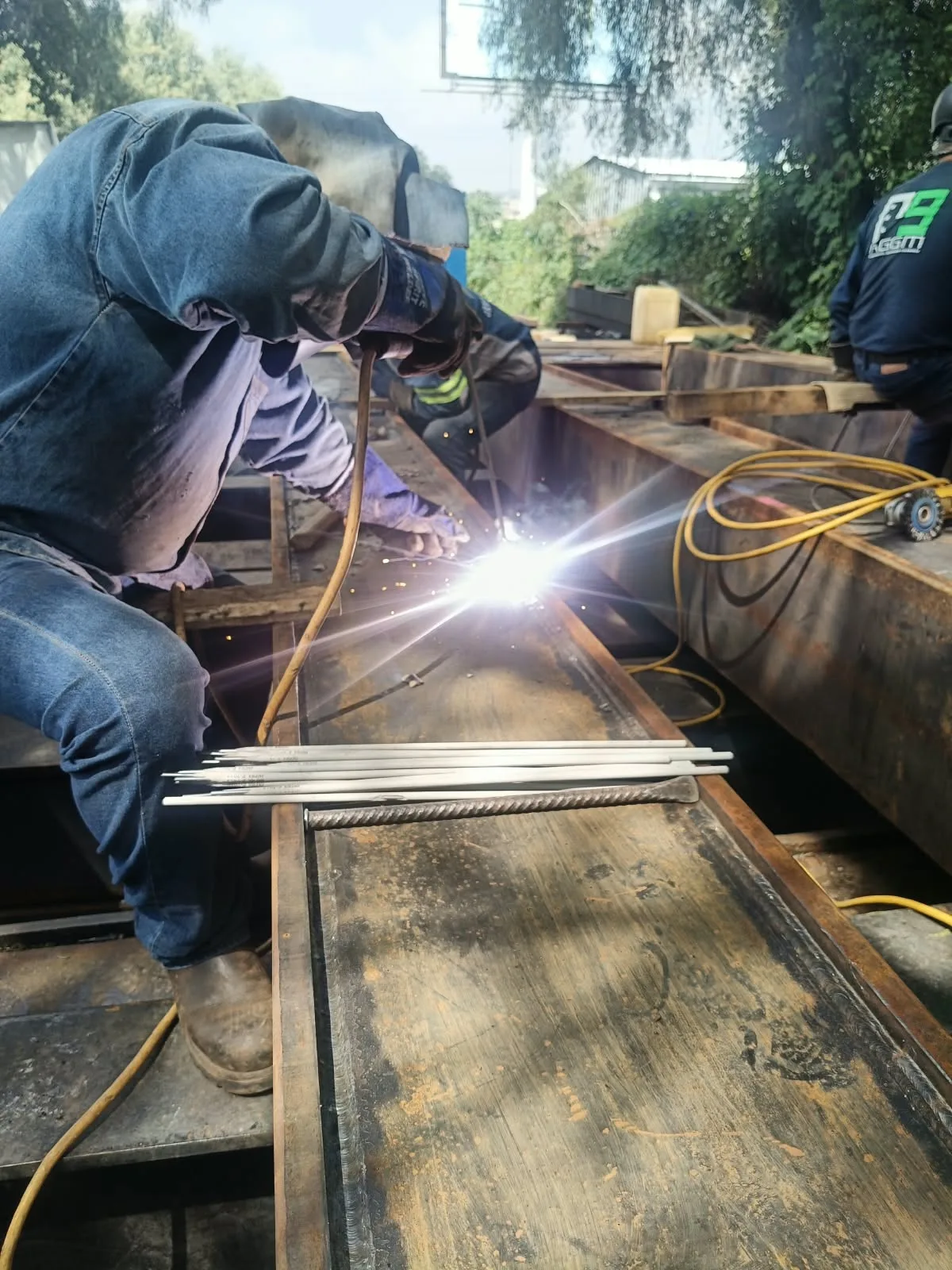 Trabajo de soldadura sobre una pieza de acero