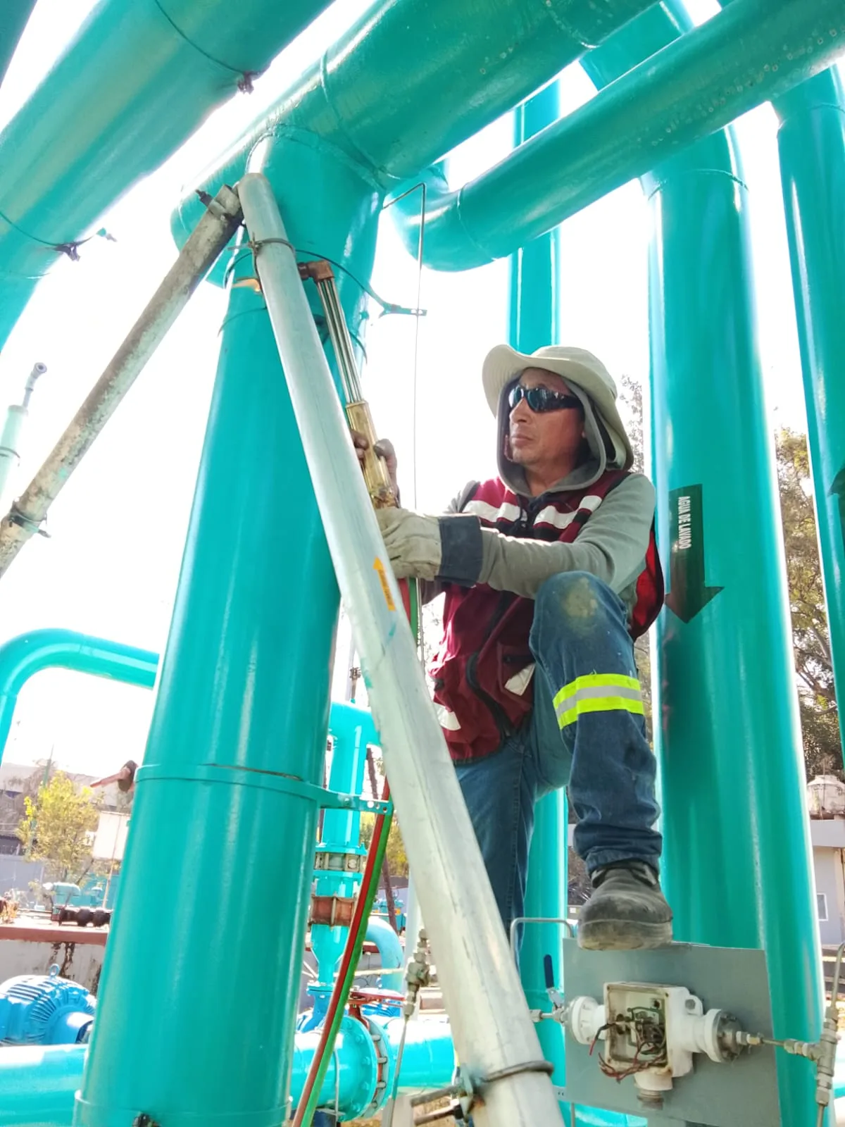 Trabajador durante el montaje de tuberías
