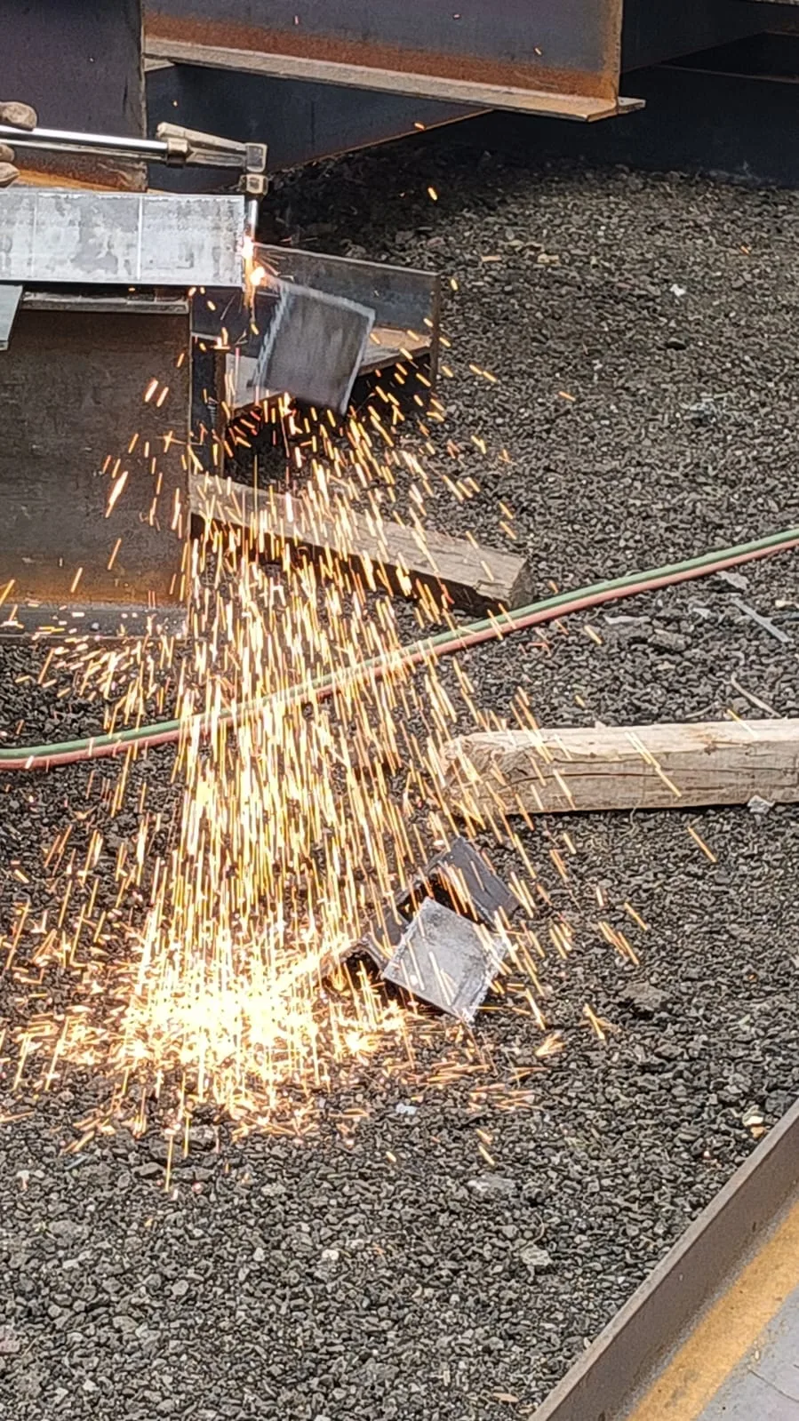 Corte de un elemento de acero con disco